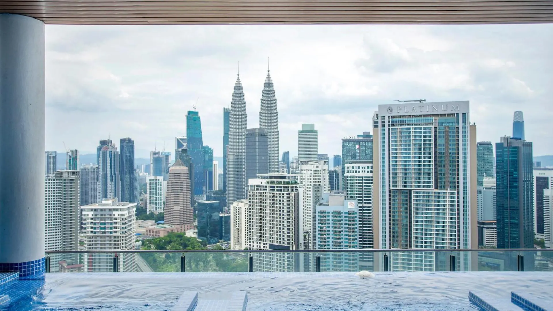 The Colony & Luxe Kuala Lumpur With Klcc View Skypool By Cobnb location